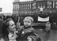 Libuše Vrtišková Hájková in 1990 on Wenceslas Square in Prague with her daughter Eliška.
Photo: Karel Kerlický
