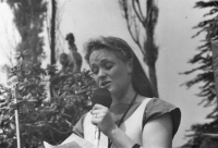Libuše Vrtišková Hájková speaking in Jablonec nad Nisou in 1990