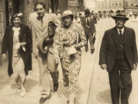 Pre-war photograph of the Weiner family from Old Town Square in Prague. Tomáš Bergmann's mother, Ilsa (third from left), with her mother Markéta, brother Felix and father Adolf. Apart from Ilsa Bergmann, no one in the photo survived World War II