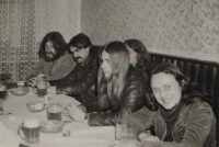 With friends in the Mejto pub in Chomutov, Jan Tomeš on the right, 1986