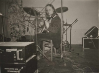 Jan Tomeš plays in Pětipsy, 1986