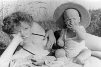 Witness with her son, 1986