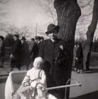 Witness with mother Edith Krafft in Prague, 1939