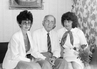 Witness Yvonne Sieberová (left) with father Otto Krafft and sister Alice, 1986