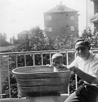 The witness with her father, 1938