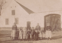 Farm in Řípec 1911-1913, from the left: grandfather's sister Alžběta Bartůšková-Hamrová, grandmother Anna Nováková-Hamrová, two boys in the middle are father and brother