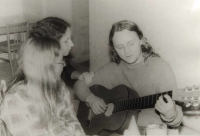 With Slíva and Ládin (Vladimir Lichntenberk - left), Jan Tomeš with guitar, Chabařovice 1984