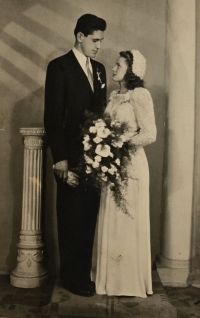 Wedding photograph of Sylvia Trnková and Miroslav Kotál from August 16, 1948