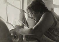 Sylva Puchingerová at work in Annín Glassworks in August 1982