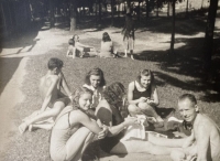 My mother, my grandfather, my mother's best friend (sitting next to her) and other friends who got married in the USA; sitting among them is one of the grooms-to-be; the photo was taken by George Salesky at the swimming pool in Sušice