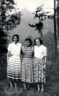 Seventeen-year-old Růžena Kollnerová-de Weij (centre)
