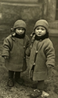 Milan Kuna (right) with his sister, 1933