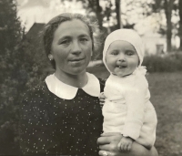 Hana Hrdinová with her nanny, 1939