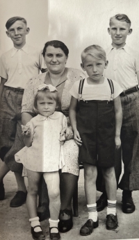 Mother Anna Hodžová, Hana Hrdinová (on her lap), and siblings, 1942