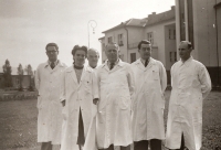 1942, nemocnica Palúdzka, štvrtý zľava riaditeľ nemocnice Droppa, napravo od neho Pavol Strauss