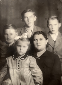 Hana Hrdinová (bottom left) with her mother Anna Hodžová and siblings Milan, Jan and Dušan in Moscow, 1944