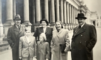 Hana Hrdinová (centre) with her brothers and parents on a trip in Karlovy Vary, 1946