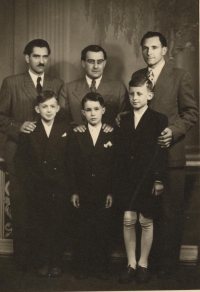 1956, birmovka brata Pavla (dolu prvý zľava), Pavol Strauss v strede v hornom rade