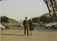 1968, Pavol Strauss s manželkou pod Eiffelovkou