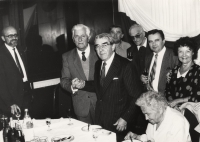 1992, oslava 80. narodenín Pavla Straussa, druhý zľava Silvester Štefanka (primátor Nitry), Pavol Strauss, Mária Straussová, vzadu v okuliaroch Svetloslav Veigl, napravo od neho Michal Chuda a  Marína Čeretková Gálová