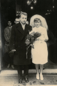 Wedding photograph of the Hnatyšan family, 1962