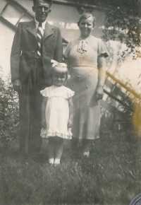 Marie Raisiglová with her parents, circa 1936