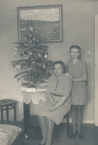 Marie Raisiglová with her mother Maria Ajšmanová at Christmas 1942, the first Christmas after her father's execution