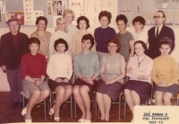 Marie Raisiglová (seated third from the right) as a first grade and workshop teacher