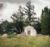 Family tomb of the Ursíny family in Rakše, 2024