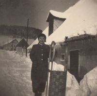 Brigitte Marksová as a teenager in front of their house in Prkenný Důl