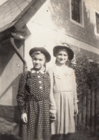 Brigitte Marksová with her cousin from the mill (daughter of her mother's brother) in Prkenný Důl