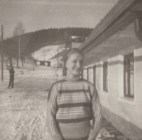 Brigitte Marksová as a teenager in front of their house in Prkenný Důl