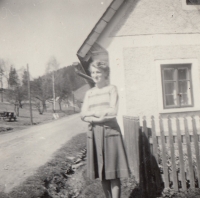 Brigitte Marksová as a teenager in front of their house in Prkenný Důl