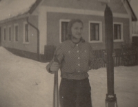 Brigitte Marksová as a teenager in front of their house in Prkenný Důl