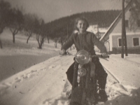 Brigitte Marksová as a teenager in front of their house in Prkenný Důl