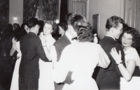 Brigitte Marksová, left, in a dance class in 1958