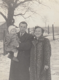 Annelies Taubová with her husband and about one year old son in Černá Voda