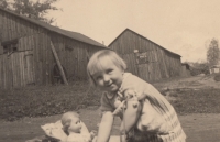 Annelis Taubová, about three years old, at the František pit in Černá Voda