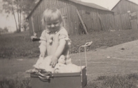 Annelies Taubová, about three years old, in the pit of František in Černá Voda