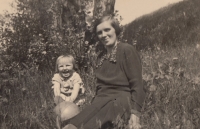 About two years old Annelies Taubová with her mother in Černá Voda