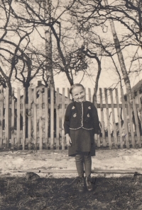 Annelies Taubová in the game preserve at Burg in Černá Voda