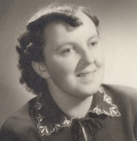 Annelies Taubová around 18 years old