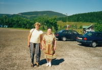 Annelies Taubová with her cousin on a trip in Krkonoše in 2000