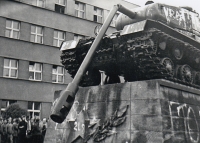 A tank of liberators, now occupiers with a broken barrel. The inhabitants of Trutnov subsequently removed it from its pedestal and dragged it out of town, August 1968