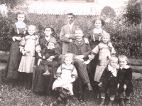 Family photo. In the middle, seated grandfather František Kocián, baker and mayor of the village of Machov; below him, seated little girl - Františka Kociánová, grandmother of the witness, 1910