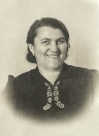 Hana Hrdinová's mother, Anna Hodžová/Ursíny, 1940s