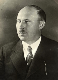 Hana Hrdinová's father Ján Ursíny, 40s