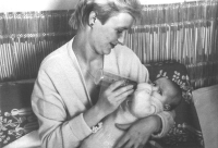 Ivana Wojtylova with her daughter Anetka (1984)