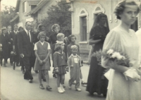 Funeral of Hanička - Marie goes with her parents to see children, 1958