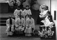 Alois Křišťan, the altar boy sitting on the right, during the visit of Bishop Tomášek in Vršovice (concelebrating parish priest Jiří Hájek and secretary Josef Mixa)